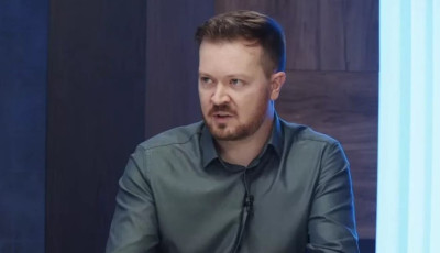 T&ouml;bb szervezet mellett a Hintalovon Alap&iacute;tv&aacute;nyt is t&aacute;mogatja Szab&oacute; Bence