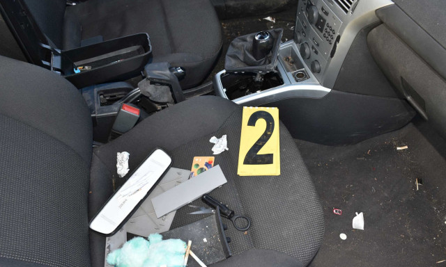 Aut&oacute;k&aacute;z&aacute;s k&ouml;zben bukott le a sziksz&oacute;i d&iacute;ler