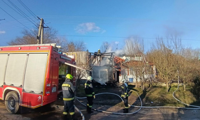 Kigyulladt egy csal&aacute;di h&aacute;z vas&aacute;rnap d&eacute;lut&aacute;n Miskolcon