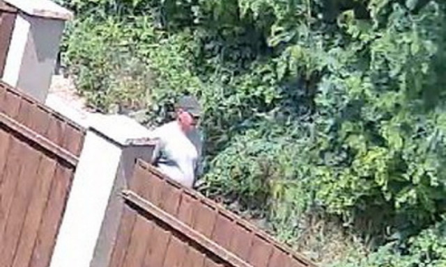 FELH&Iacute;V&Aacute;S! Nyitott aut&oacute;b&oacute;l lopott p&eacute;zt&aacute;rc&aacute;t, most keresi a rendőrs&eacute;g!