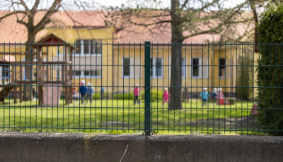 Odafordult az &oacute;voda ker&iacute;t&eacute;s&eacute;hez, letolta a gaty&aacute;j&aacute;t &eacute;s &uacute;gy mutogatta mag&aacute;t