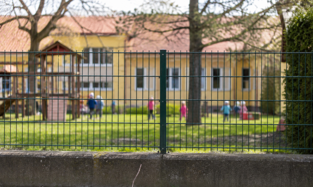 Odafordult az &oacute;voda ker&iacute;t&eacute;s&eacute;hez, letolta a gaty&aacute;j&aacute;t &eacute;s &uacute;gy mutogatta mag&aacute;t