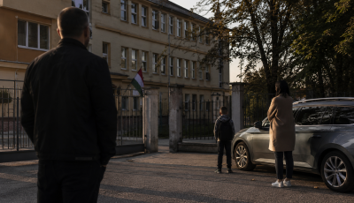 Te mit tett&eacute;l volna a hely&eacute;ben? Felnőtt f&eacute;rfi t&aacute;madt r&aacute; az iskol&aacute;ban a 11 &eacute;ves s&iacute;r&oacute; kisfi&aacute;ra