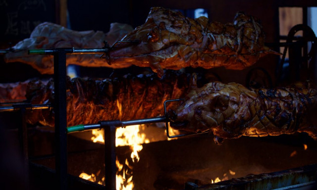 Kordonnal kell eltakarni a malacs&uuml;t&eacute;st a budapesti adventi v&aacute;s&aacute;rban veg&aacute;n feljelentők miatt