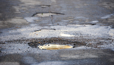 &bdquo;Ennyi k&aacute;ty&uacute;t egyszerre m&eacute;g sosem l&aacute;ttam&rdquo; - Sz&eacute;tfagytak a magyar utak