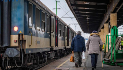 Kik&ouml;t&ouml;tte a vonaton a kuty&aacute;j&aacute;t, hogy megszabaduljon tőle