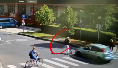 Sz&aacute;guld&oacute; rollerest g&aacute;zolt el egy aut&oacute; a zebr&aacute;n - VIDE&Oacute;