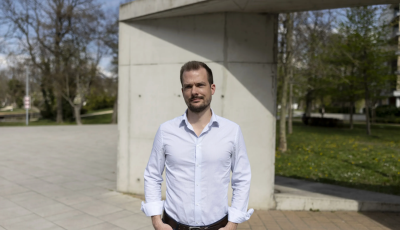 Fel&uuml;l&iacute;rt d&ouml;nt&eacute;sek, fel&uuml;l&iacute;rt bizalom - Egy kutat&oacute; n&eacute;vvel &eacute;s arccal lenyilatkozta, hogy a korm&aacute;ny a szakmai kutat&oacute;i p&aacute;ly&aacute;zatokba is beleny&uacute;l politikai okokb&oacute;l