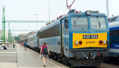 H&eacute;tv&eacute;g&eacute;n elgurult egy vonat M&aacute;t&eacute;szalk&aacute;r&oacute;l - 3 v&aacute;lt&oacute;t megrong&aacute;lt, majd 4 kilom&eacute;ter ut&aacute;n meg&aacute;llt