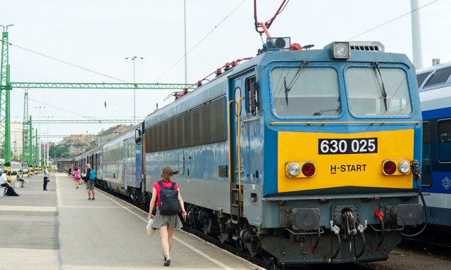 H&eacute;tv&eacute;g&eacute;n elgurult egy vonat M&aacute;t&eacute;szalk&aacute;r&oacute;l - 3 v&aacute;lt&oacute;t megrong&aacute;lt, majd 4 kilom&eacute;ter ut&aacute;n meg&aacute;llt