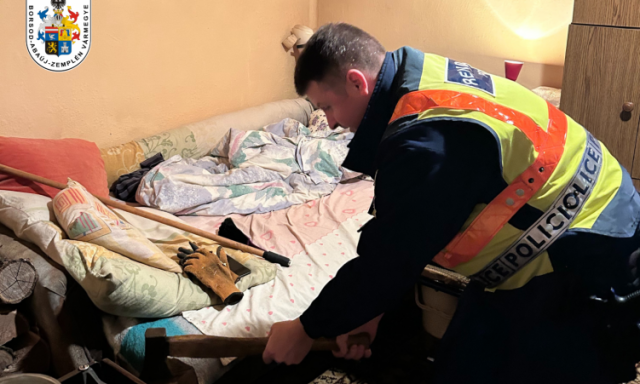 Az emődi rendőr&ouml;k ny&uacute;jtottak seg&iacute;ts&eacute;get egy mozg&aacute;skorl&aacute;tozott f&eacute;rfinak