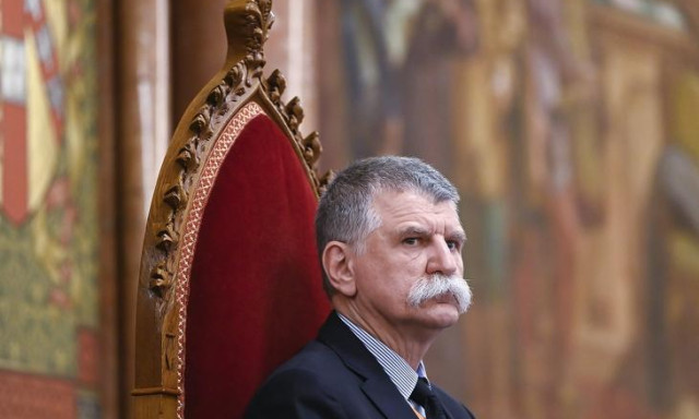 Ahov&aacute; val&oacute; - Visszaker&uuml;l a m&uacute;zeumba a t&ouml;rt&eacute;nelmi h&aacute;zeln&ouml;ki sz&eacute;k, amin eddig K&ouml;v&eacute;r L&aacute;szl&oacute; &uuml;lt