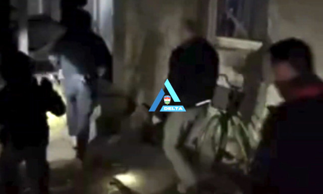 &Eacute;jszaka t&ouml;rtek r&aacute; a kommand&oacute;sok az aba&uacute;jsz&aacute;nt&oacute;i d&iacute;lerre - VIDE&Oacute;