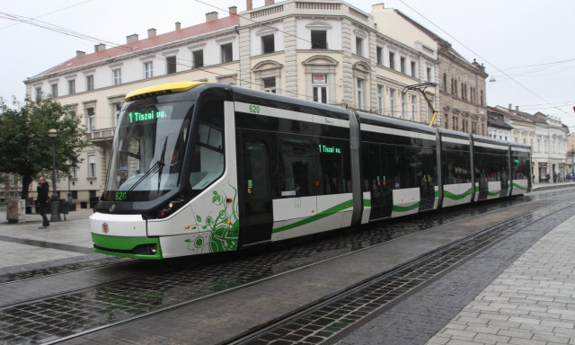 Szat&iacute;r Miskolcon - A villamoson vette elő a micsod&aacute;j&aacute;t