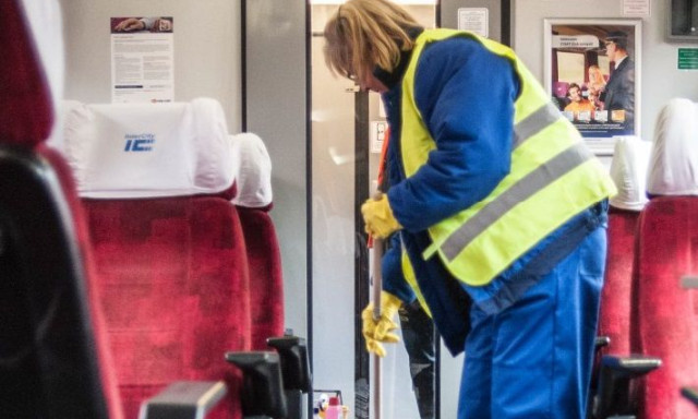 Takar&iacute;t&oacute;szem&eacute;lyzet utazik &aacute;prilist&oacute;l az Intercityken, hogy azonnal kezel&eacute;sbe tudj&aacute;k venni a piszkos fel&uuml;leteket