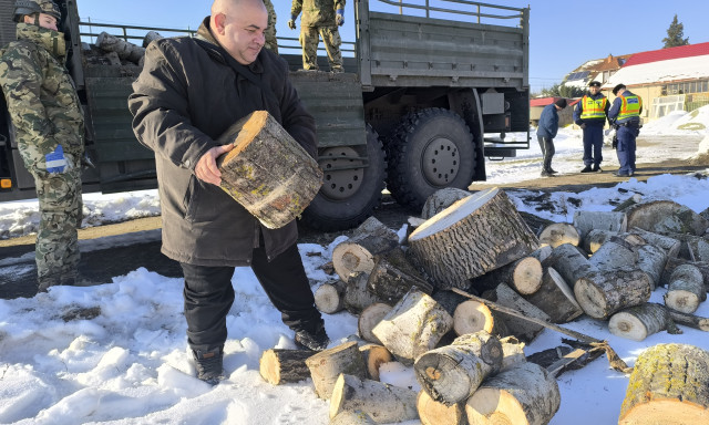 Borsodban is folytat&oacute;dik az ingyenes tűzifa kioszt&aacute;sa a r&aacute;szorul&oacute;knak