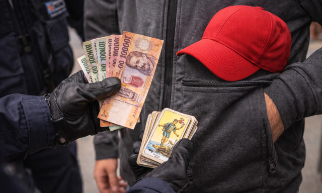 A saj&aacute;t j&ouml;vőj&eacute;t nem tudta: 12 perc alatt bukott le egy k&aacute;rtyaj&oacute;s bűn&ouml;ző Kazincbarcik&aacute;n