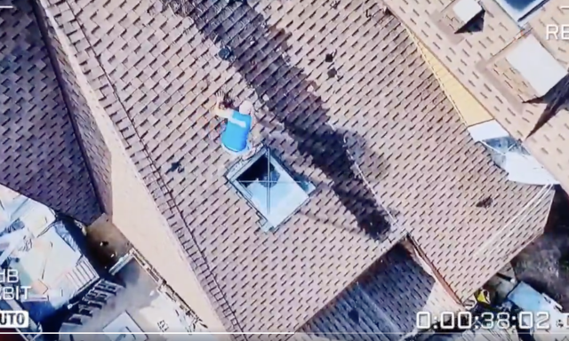 Bomb&aacute;t dobtak egy tetőjav&iacute;t&oacute; f&eacute;rfira - VIDE&Oacute;